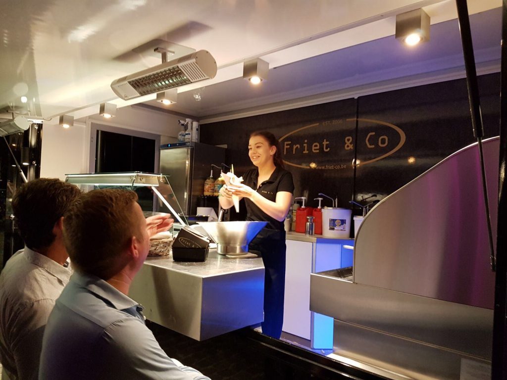 Mobiele frituurwagen van Friet & Co: frituur aan huis voor familie- en verjaardagsfeestjes met artisanaal gebakken frietjes