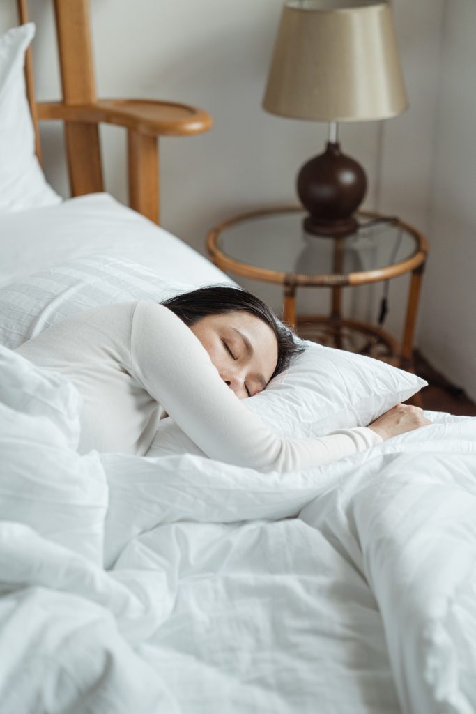 Mooi houten nachtkastje naast een bed, waarom is een nachtkastje zo handig voor opbergruimte en comfort