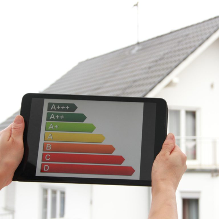 Energiedeskundige Menen voert inspectie uit voor energieconsult en woning evaluatie